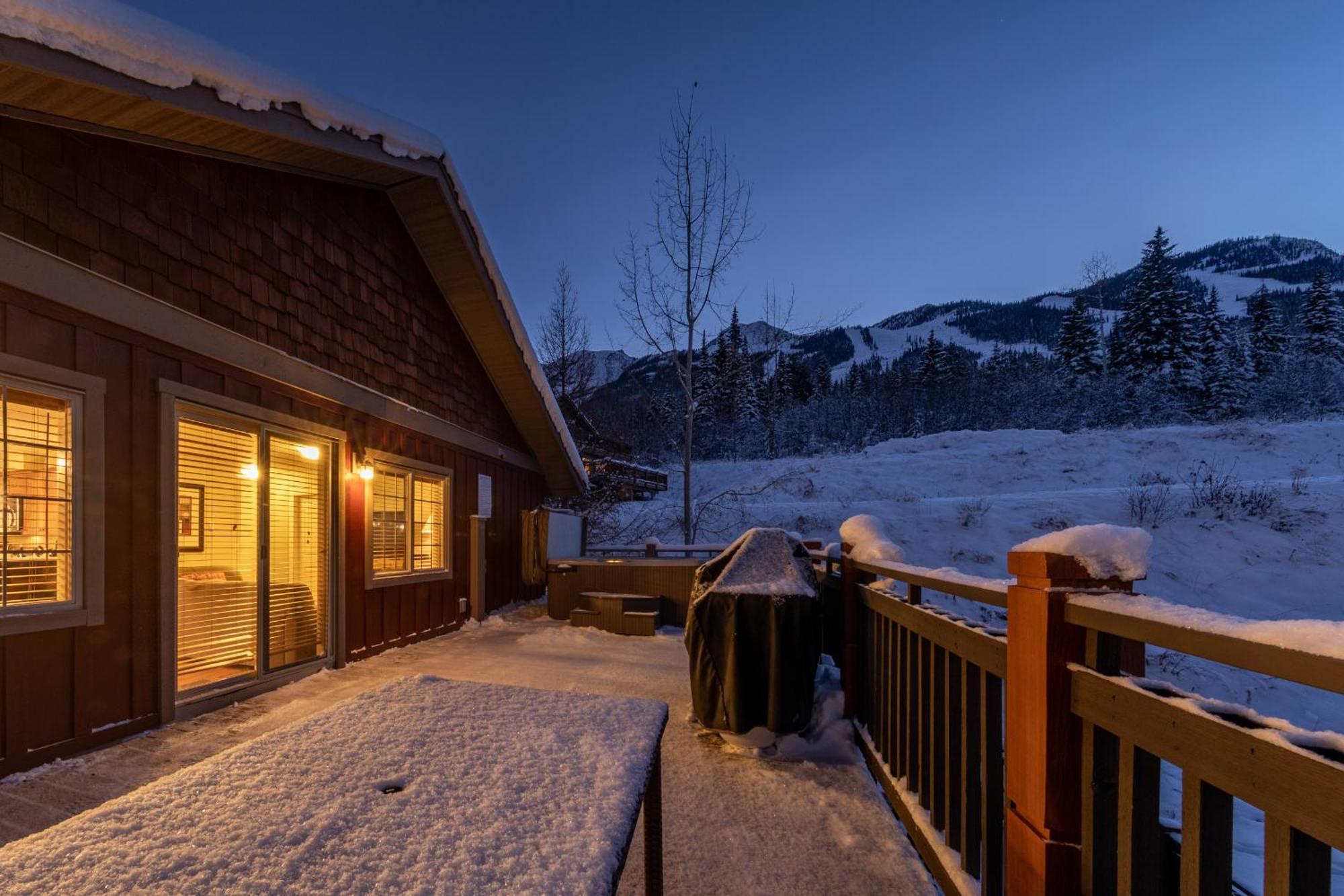 Lush Mountain Accommodations Golden Eksteriør bilde