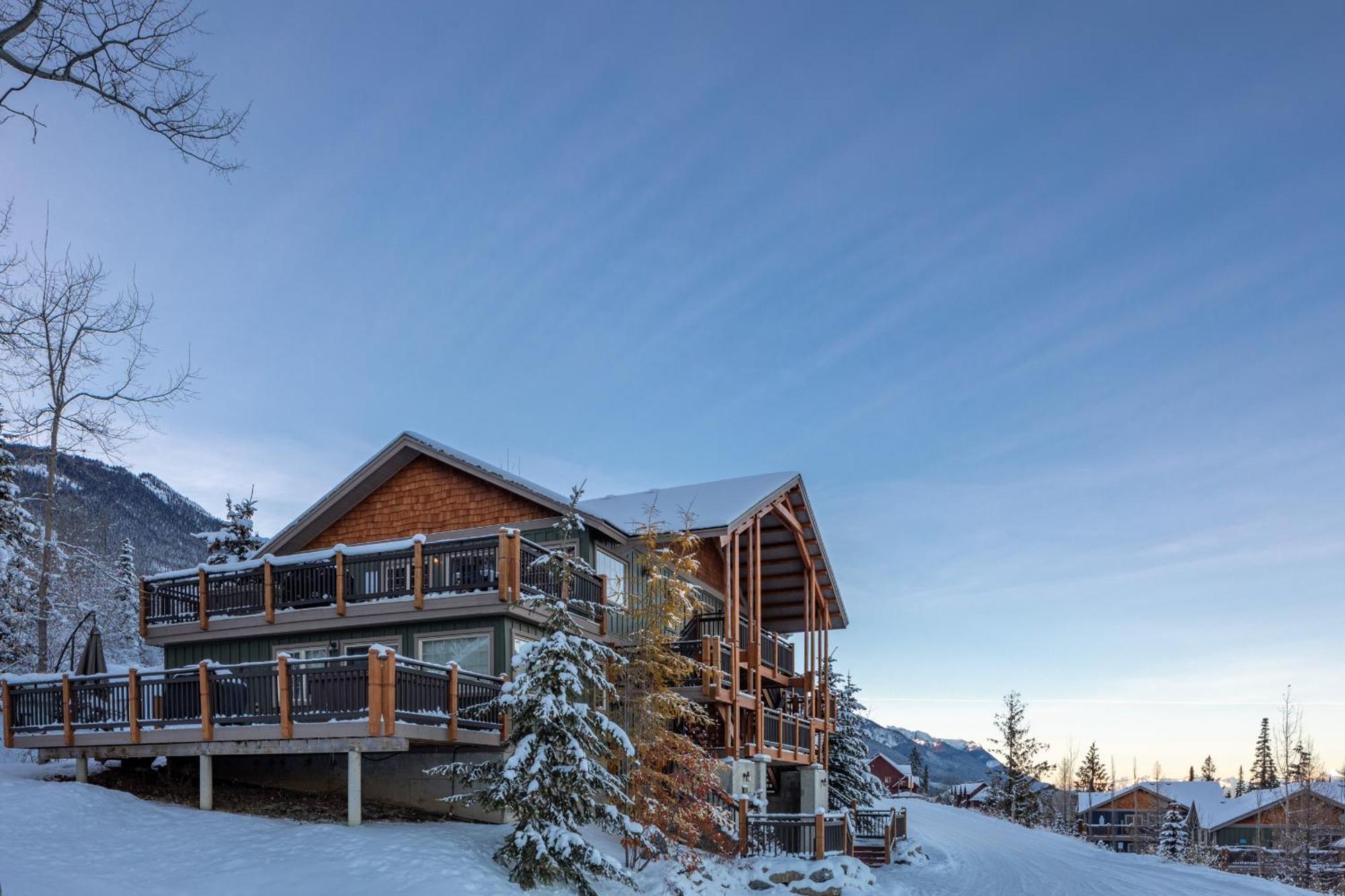 Lush Mountain Accommodations Golden Eksteriør bilde